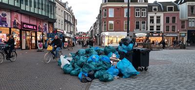 903948 Afbeelding van een berg vuilniszakken op het Vredenburg te Utrecht, als gevolg van een staking van het personeel ...